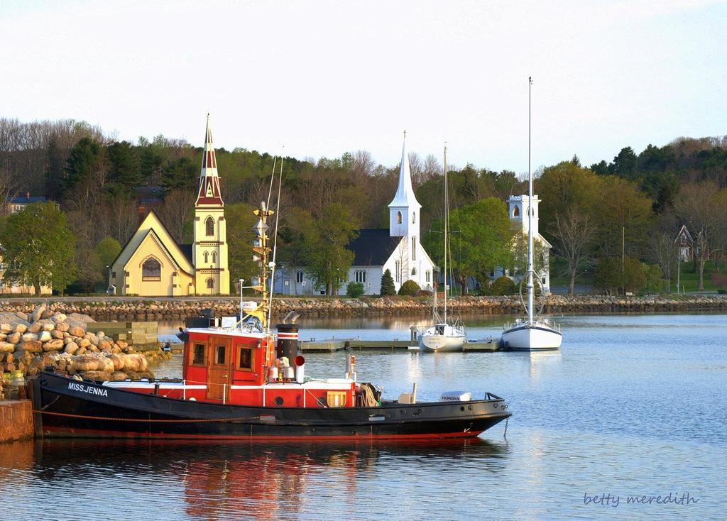 Fisherman'S Daughter B&B Mahone Bay Exterior photo